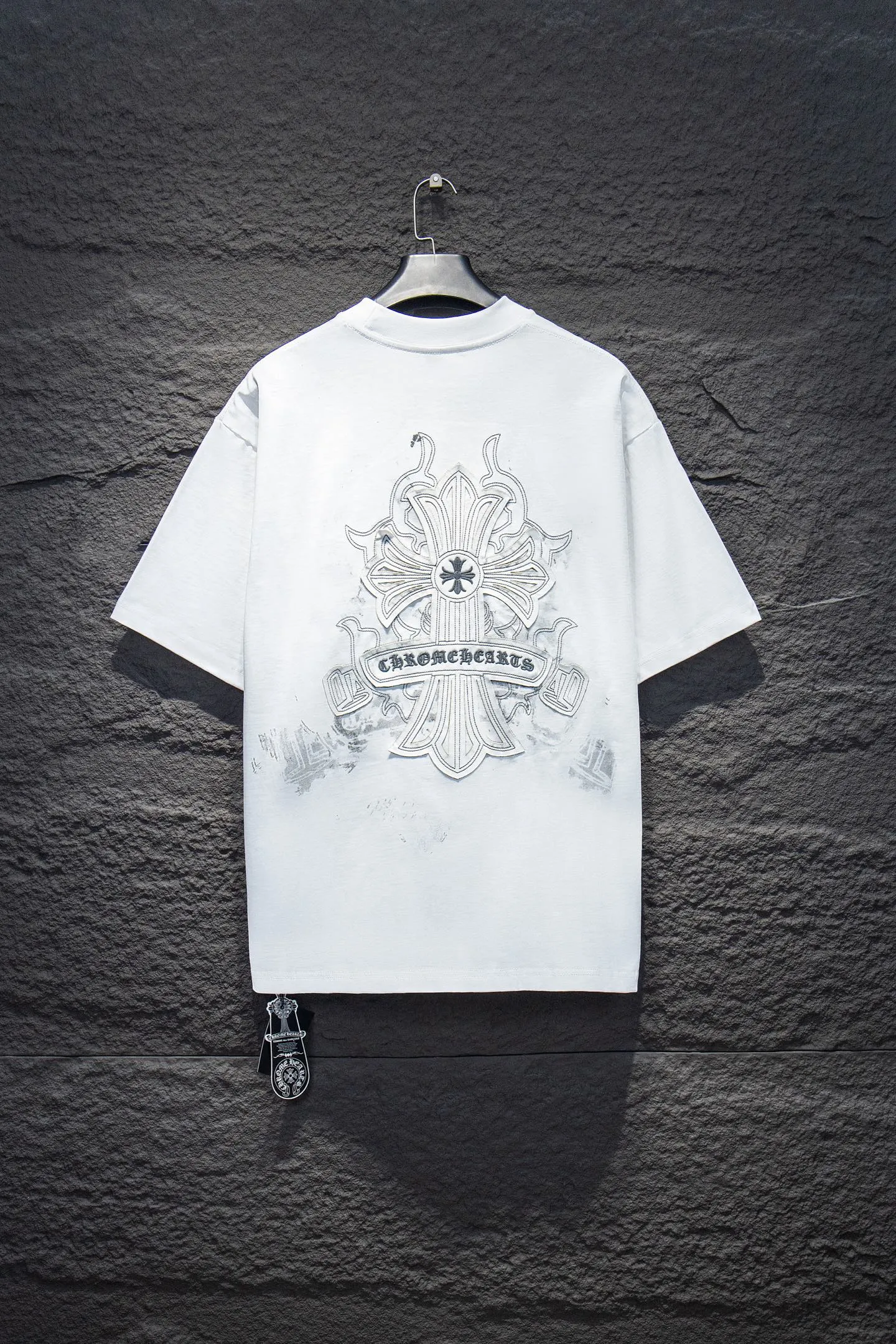 🅿️188 Style number: 7253# 🆕Chrome hearts 25ss os version is really charming. Chrome hearts are really unique. Every season’s new version is the best. It is very practical and can be worn casually✔️ - ⚠️100% cotton, using 32 double yarns and 260 grams of fabric Made of imported knitting needle carded cotton, the thickness is moderate, drapey and contoured, making the upper body comfortable! ! It is very tolerant to fat body types and can instantly lose five pounds after wearing it!  The front and rear panels are hand-printed on the silk screen platen, and the 3D full-color scanned pattern is used as film to ensure the highest degree of printing pattern restoration, and the printing has a cracking effect that is reinforced and not easy to fall off. The upper and lower LOGO printing has a strong touch texture. The printing material uses environmentally friendly active water slurry and anti-sublimation liquid for the base. The garments can withstand washing without desizing. The addition of handmade elements to the body of the garment greatly increases the interest of the garment and creates a unique visual effect. After special treatment, a unique effect is formed. An irregular hem is added to the version. This year's Kroxin is the main version. In the past two years, the oversize version has become the focus of the trend and has been a popular staple in the past two years. The change of designers has made this brand an instant hit. The progressive fashion of the times also needs the blood impact of fresh elements and trendy designs in order to continue its glory! It’s stylish both inside and outside, a must-have for high street travel! An absolute "eye-catching style" that can match couples 💏 Color: Black White Size: S M L XL